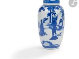 un vase bleu et blanc orné d'une image représentant des personnes