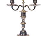 chandelier plaqué argent surmonté de deux bougies