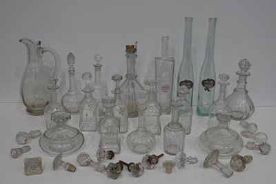 SERIE DE CARAFES ET BOUTEILLES en verre mouléou souflé.