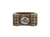 une bague en or et diamants, dont la pierre centrale est entourée de diamants plus petits
