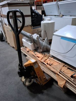un chariot contenant de nombreux cartons dans un entrepôt