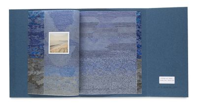 un livre ouvert sur lequel figure l'image d'une plage