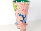 un vase avec un tableau posé sur une table