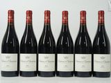 six bouteilles de vin rouge alignées