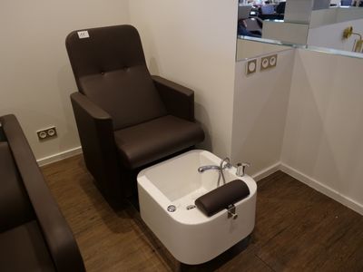 AU Modele , UN Fauteuil DE Pedicure Avec Bac Plastique Fonct…