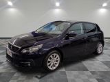 la photo d'une voiture noire garée dans un garage