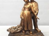 figurine en bronze représentant un garçon et une fille avec un panier de fleurs