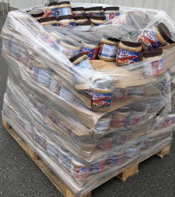 une grande pile de denrées alimentaires posée sur une palette