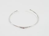 un gros plan d'un bracelet en argent orné de trois petites perles