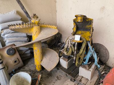 une photo montrant un tas de vieilleries dans une pièce