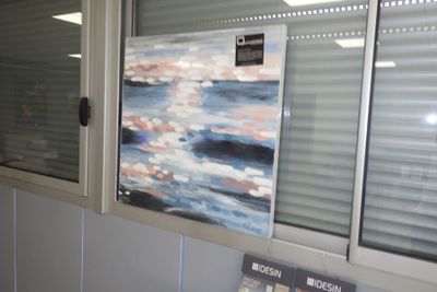 une photo d'un tableau accroché au mur de toilettes publiques