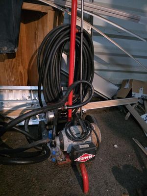 un poteau rouge auquel est fixé un tuyau, dans un garage