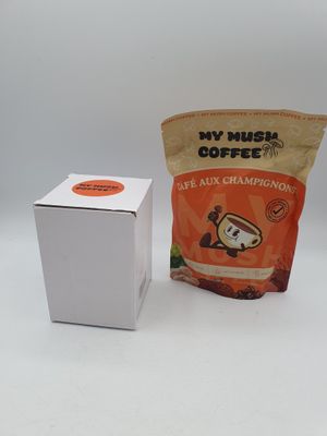 un sachet de café à côté d'une boîte de café