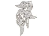 une broche en or blanc et diamants