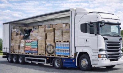 un semi-remorque avec un important chargement de cartons à l'arrière