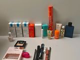 une table blanche sur laquelle sont disposés de nombreux produits de beauté
