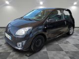 la photo d'une petite voiture noire garée dans un garage