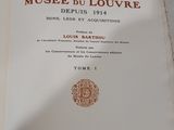 un livre ouvert sur une table