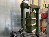 une machine posée sur une palette dans un entrepôt