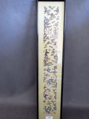 une photo encadrée représentant une peinture chinoise accrochée au mur