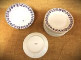plusieurs assiettes posées sur une table