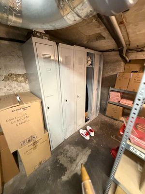 une pièce où il y a plein de cartons, les uns sur les autres, par terre