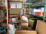 beaucoup de boîtes et de cartons sur les étagères de la pièce