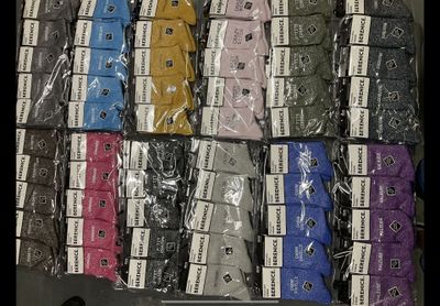 de nombreuses paires de chaussettes exposées dans une boîte