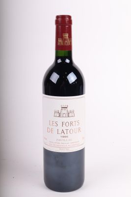 une bouteille de vin posée sur une table