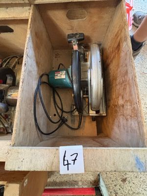 une boîte qui contient beaucoup d'outils