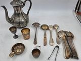 beaucoup de cuillères et de couverts en argent sur la table
