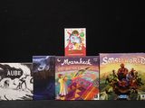 quatre livres posés sur une table noire