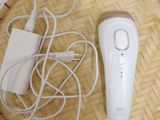 une télécommande Wii et un chargeur posés sur un plateau en osier