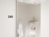 une photo d'une salle de bains avec un lavabo et un miroir