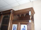 une grande armoire en bois décorée de motifs bleus et blancs
