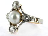 une image d'une bague en perles et diamants sur fond blanc