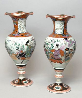 deux vases posés côte à côte sur une table