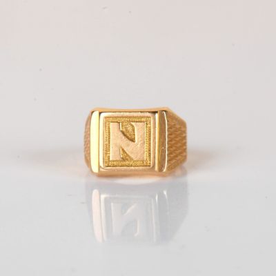 une image représentant une bague-sceau en or ornée d'une flèche