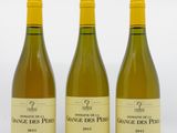 trois bouteilles de vin posées sur une table blanche