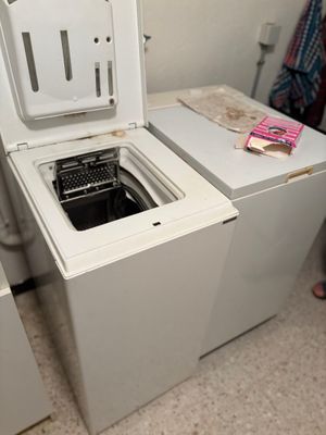 un lave-linge et un sèche-linge dans une petite pièce
