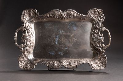 un plat ancien en argent orné du portrait d'une femme en robe