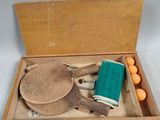 une boîte en bois contenant un jeu de raquettes de ping-pong