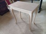 une table blanche au plateau à carreaux dans un salon