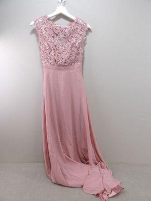 une robe rose suspendue à un cintre dans une pièce