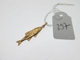 un petit pendentif en forme de poisson rouge suspendu à une étiquette
