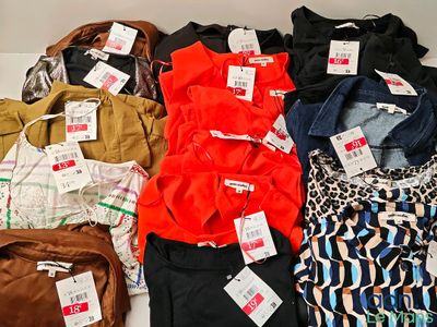 un tas de vêtements posés sur une table
