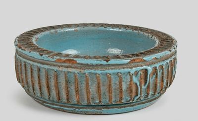 un bol bleu posé sur une table
