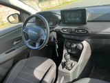 l'intérieur d'une voiture, avec son volant, son tableau de bord et ses commandes situées sur le tableau de bord