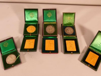 Huit médailles de table en bronze et bronze argenté sur la t… - Photo 1