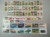 beaucoup de cartes posées sur la table, avec des images dessus